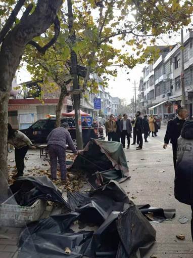 高沙鎮(zhèn)當局聯(lián)合多部門對高沙鎮(zhèn)中間小學門口路段占道經(jīng)營情況進行整治