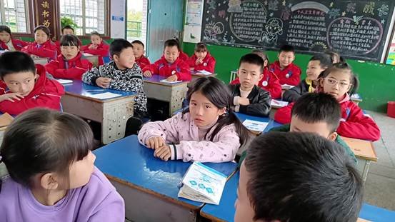 武岡市紅星小學(xué)開展感恩主題班會(huì)教育運(yùn)動(dòng)