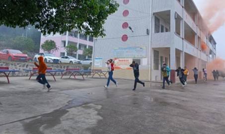 山門鎮(zhèn)橫溪中學(xué)模仿突發(fā)事件疏散演練