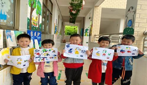 新寧縣清江橋鄉(xiāng)中間幼兒園開展“”創(chuàng)意手指印畫”主題教育運動