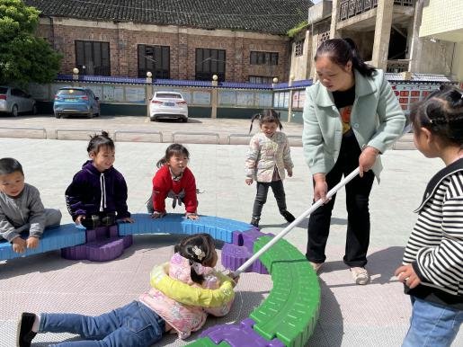 新寧縣水廟鎮(zhèn)中間幼兒園開展防溺水安全演練運動