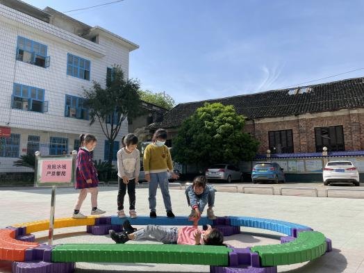 新寧縣水廟鎮(zhèn)中間幼兒園開展防溺水安全演練運動