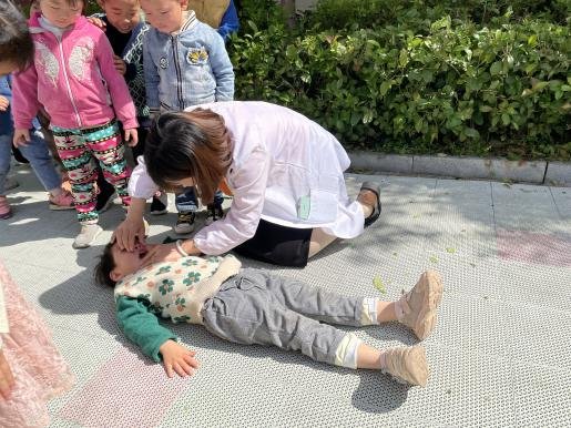 新寧縣水廟鎮(zhèn)中間幼兒園開展防溺水安全演練運動