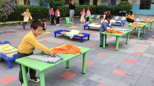 新寧縣回龍寺鎮(zhèn)中間幼兒園開展風(fēng)俗養(yǎng)成教育主題運(yùn)動