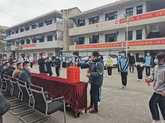 獻出一片愛心，托起一份盼望洞口縣管竹中學舉行愛心捐款運動