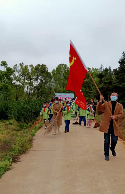 洞口縣茶場黌舍黨支部主題黨日參加“與雷鋒偕行”美化環(huán)境