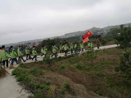洞口縣茶場黌舍黨支部主題黨日參加“與雷鋒偕行”美化環(huán)境