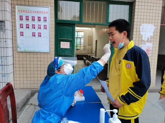 花古正龍小學(xué)——核酸檢測進(jìn)校園筑牢防疫安全墻