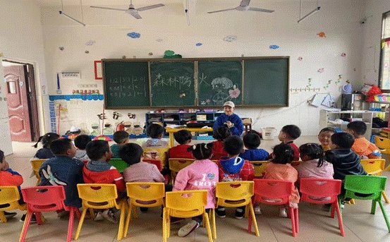 新寧縣清江橋鄉(xiāng)中間幼兒園開展森林防火安全教育運(yùn)動(dòng)
