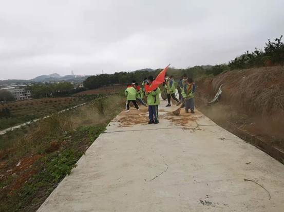 洞口縣茶場黌舍進行“我為社會做貢獻”學雷鋒運動