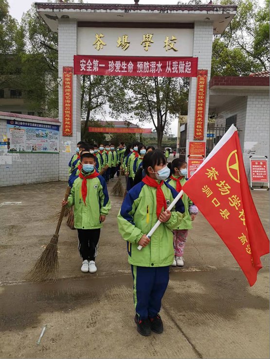 洞口縣茶場黌舍進行“我為社會做貢獻”學雷鋒運動