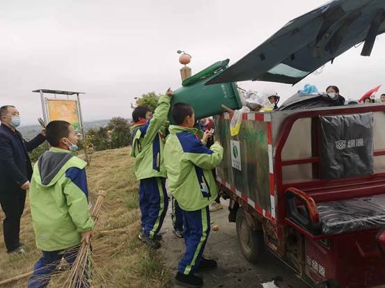 洞口縣茶場黌舍進行“我為社會做貢獻”學雷鋒運動