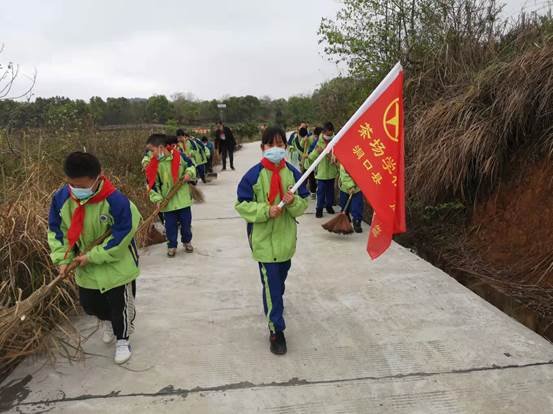 洞口縣茶場黌舍進行“我為社會做貢獻”學雷鋒運動