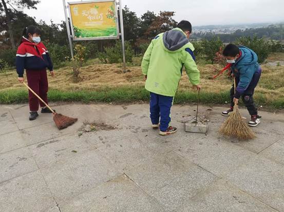 洞口縣茶場黌舍進行“我為社會做貢獻”學雷鋒運動