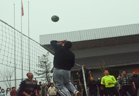 新寧縣第三中學(xué)舉行教師排球比賽