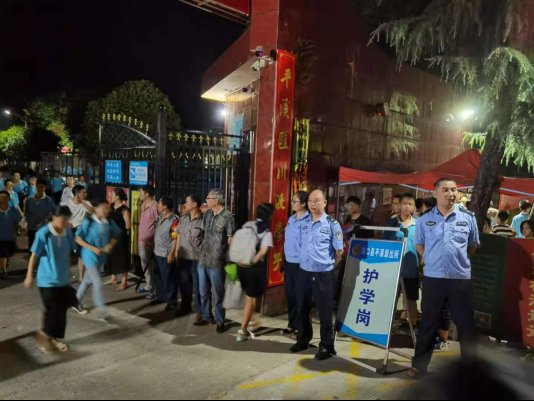 洞口縣花古中學(xué)警校共建“護(hù)學(xué)崗”,筑牢校園“安全網(wǎng)”