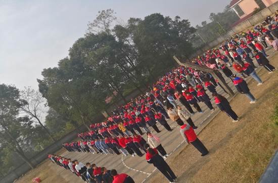 高沙鎮(zhèn)中間黌舍向導觀摩我?！瓣柟怏w育 健康成長”大課間運動