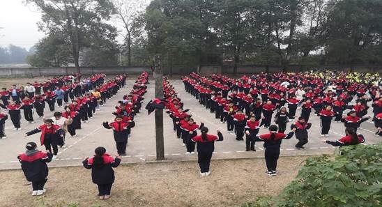 高沙鎮(zhèn)中間黌舍向導觀摩我?！瓣柟怏w育 健康成長”大課間運動