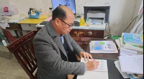 丹心一片育人志 俯首甘為孺子牛