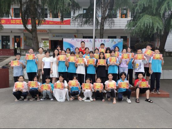 洞口縣管竹中學(xué)召開體裁運(yùn)動(dòng)總結(jié)贊譽(yù)大會