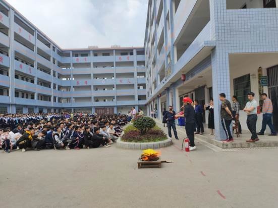 洞口縣高沙鎮(zhèn)中學(xué)開展消防安全疏散演練運動