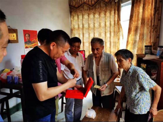 洞口四中黨支部發(fā)放“光榮在黨50年”紀(jì)念章暨走訪慰問(wèn)退休困難黨員