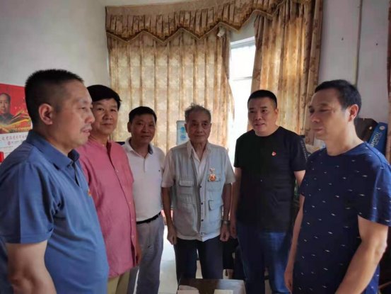 洞口四中黨支部發(fā)放“光榮在黨50年”紀(jì)念章暨走訪慰問(wèn)退休困難黨員