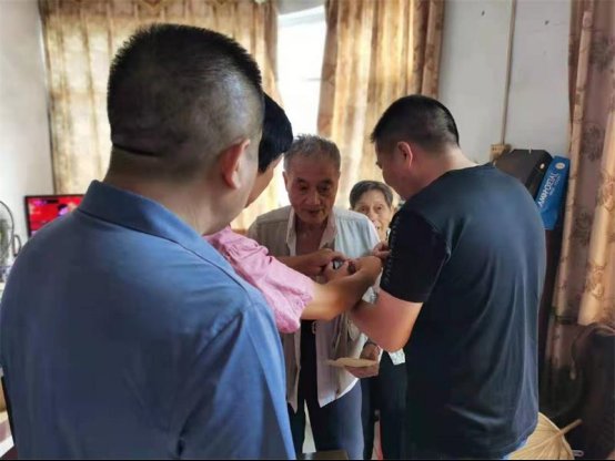 洞口四中黨支部發(fā)放“光榮在黨50年”紀(jì)念章暨走訪慰問(wèn)退休困難黨員