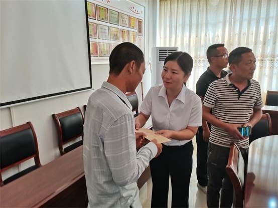 縣委副書(shū)記郭向榮率隊(duì)到洞口四中開(kāi)展教師節(jié)慰問(wèn)運(yùn)動(dòng)