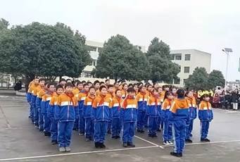 “七彩陽光”伴我成長——新寧縣白沙中間小學舉行慶元旦體操比賽運動