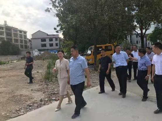 洞口縣縣委副書記郭向榮到高沙鎮(zhèn)中學(xué)檢查防溺水等工作