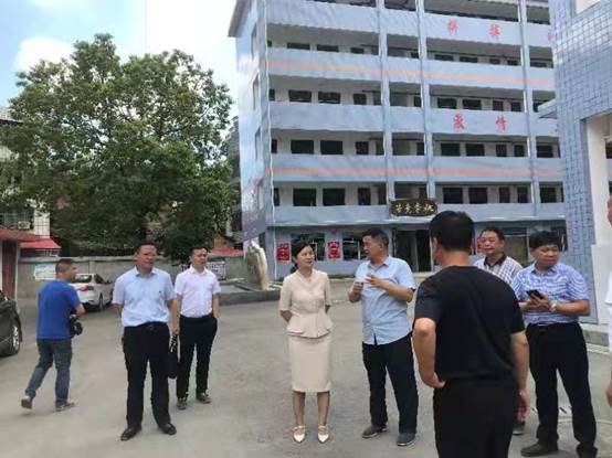 洞口縣縣委副書記郭向榮到高沙鎮(zhèn)中學(xué)檢查防溺水等工作