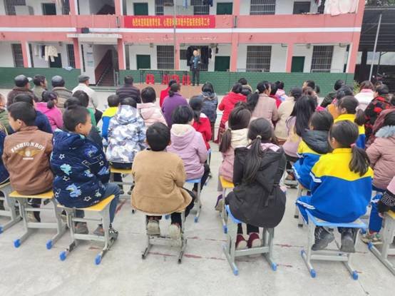 心理輔導(dǎo)公益講座進(jìn)山區(qū)校園