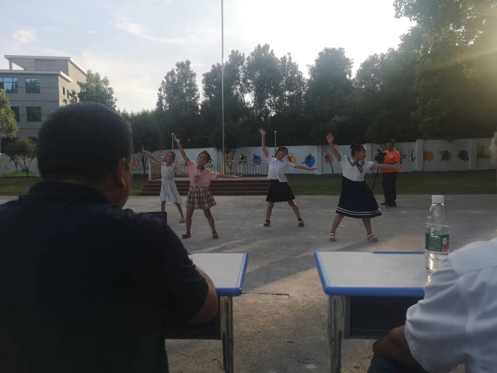 洞口縣茶場學校：愛心助學人士與鄉(xiāng)村師生共慶文化墻圓滿收工