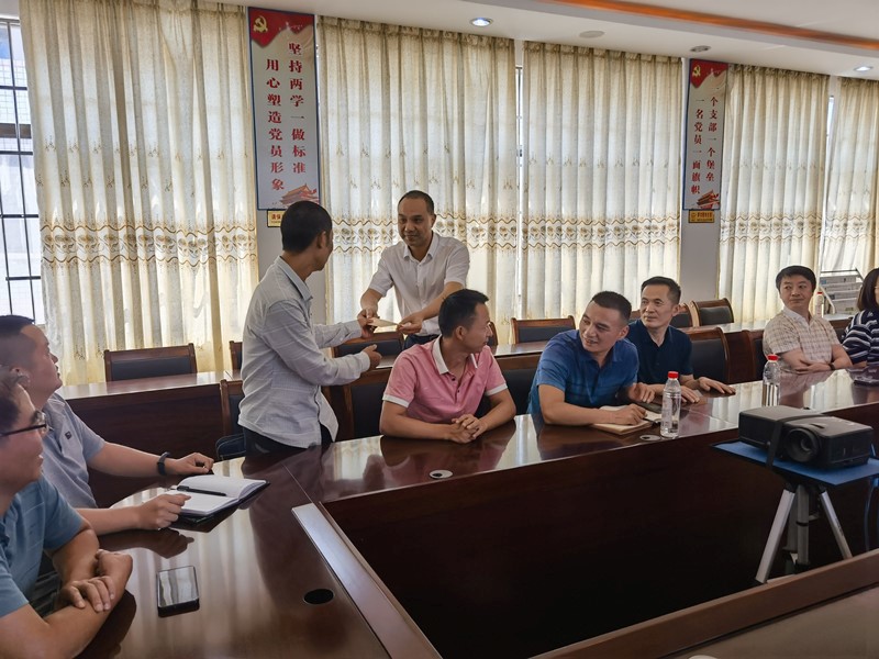 洞口縣政協(xié)主席尹小龍一行走訪慰問洞口四中教師