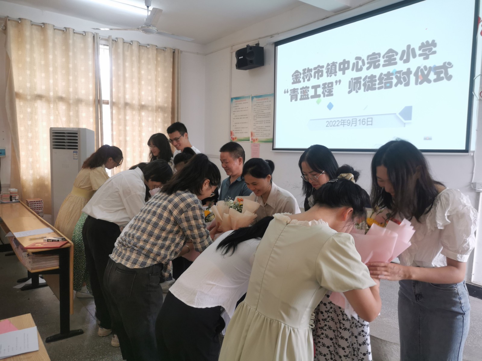 青藍共輝，同育桃李||金稱市鎮(zhèn)中心完小“青藍工程”師徒結對活動