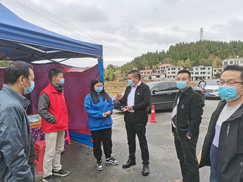 洞口四中校領導看望慰問一線抗疫教師志愿者