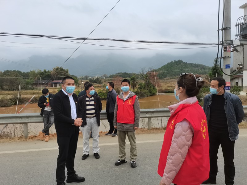 洞口四中校領導看望慰問一線抗疫教師志愿者