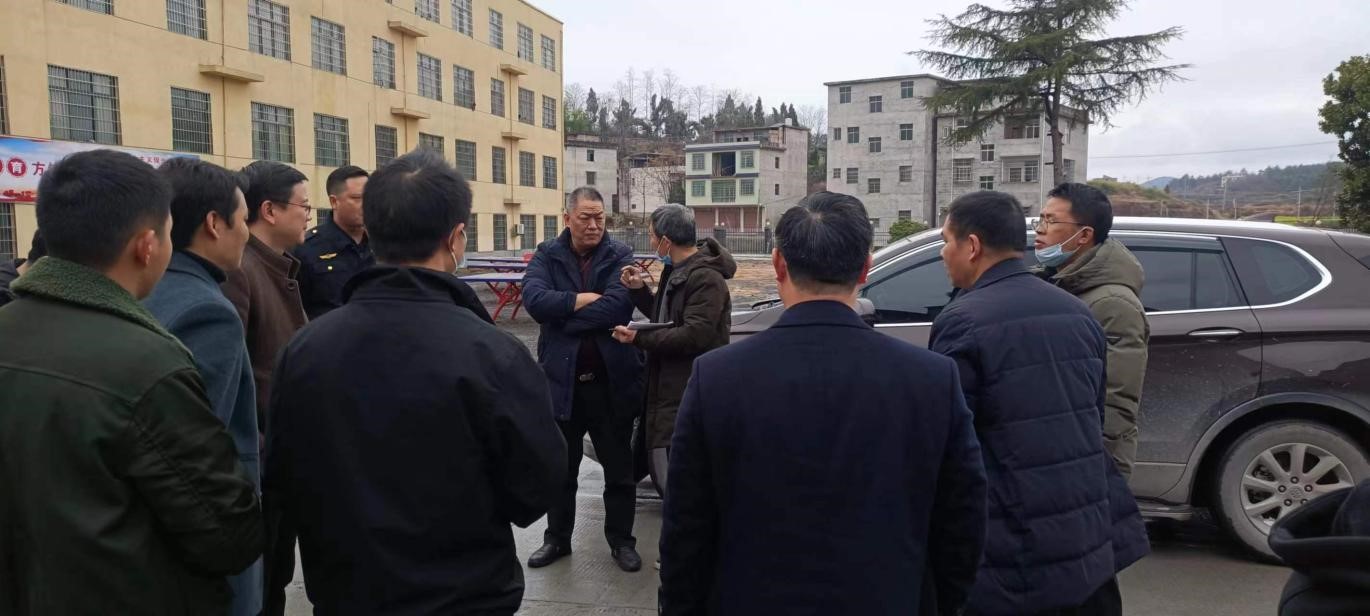 邵陽縣姜副縣長蒞臨蔡橋鄉(xiāng)中心完小  指導和檢查有關食品安全兩“機制”落實情況