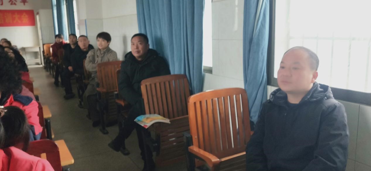 九公橋鎮(zhèn)中心完全小學(xué)法制教育進(jìn)課堂