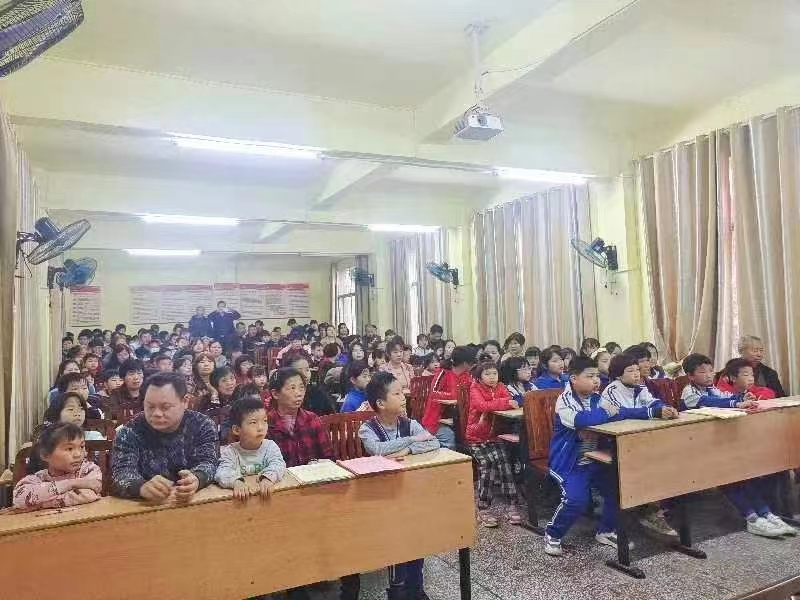 塘田市鎮(zhèn)中心完全小學(xué)召開(kāi)防溺水安全教育專題家長(zhǎng)會(huì)