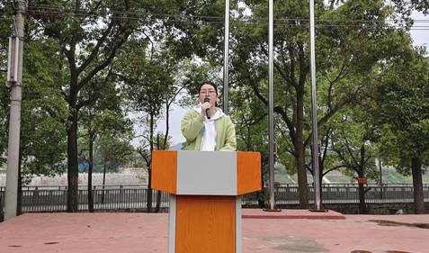 金稱市鎮(zhèn)中學(xué)期中總結(jié)表彰大會(huì)