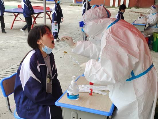 筑牢校園疫情防控堡壘——金稱市鎮(zhèn)中學(xué)開展第二次師生全員核酸檢測