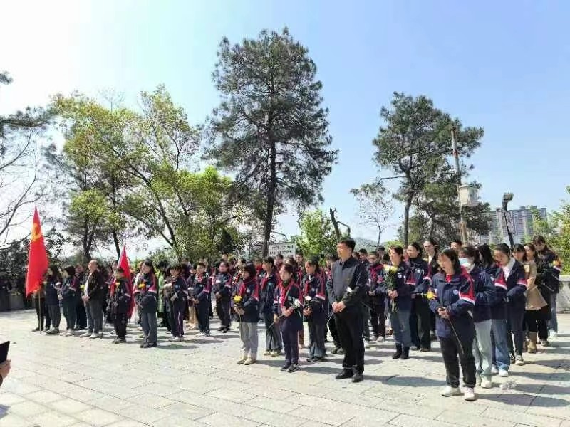塘渡口鎮(zhèn)第五完全小學(xué)黨支部開(kāi)展“清明祭英烈”