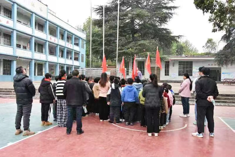 下花橋鎮(zhèn)五里學(xué)校開(kāi)展清明祭掃：用腳步丈量信仰的距離