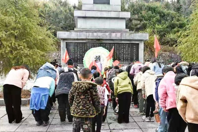 下花橋鎮(zhèn)五里學(xué)校開(kāi)展清明祭掃：用腳步丈量信仰的距離