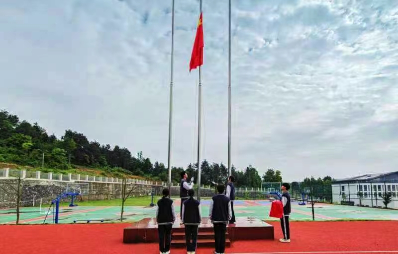 白倉鎮(zhèn)芙蓉學(xué)校 開展“緬懷革命先烈 傳承紅色精神”國(guó)旗下講話主題