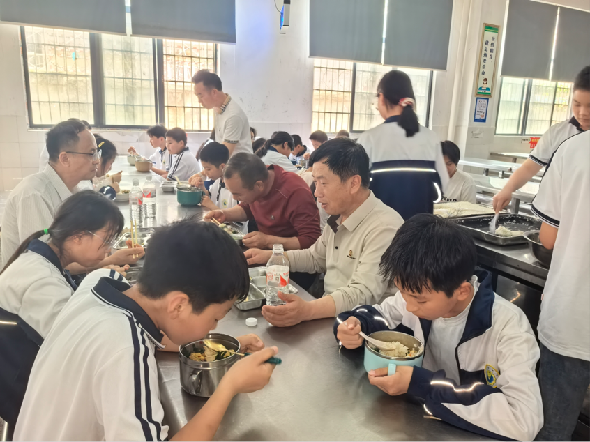 竹市鎮(zhèn)中學：暖心陪餐零距離  筑牢校園食品安全防線