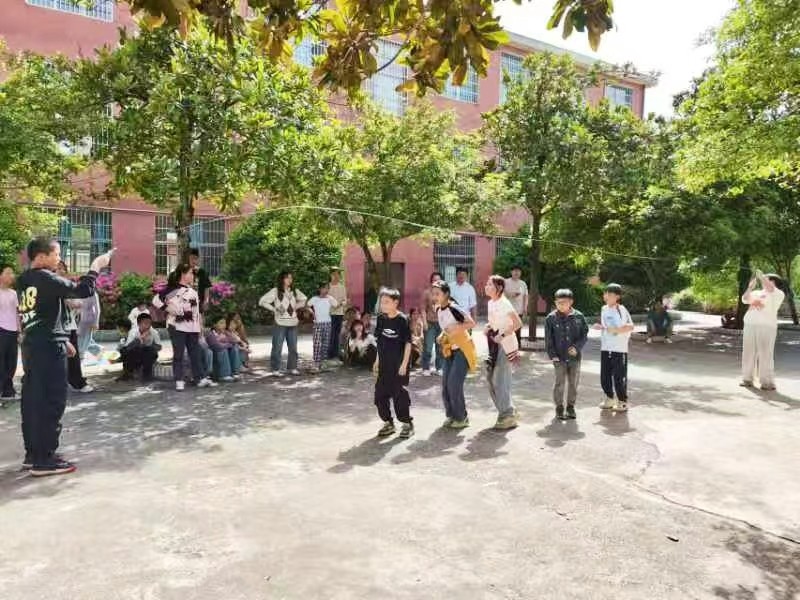 躍動童年 “繩”采飛揚