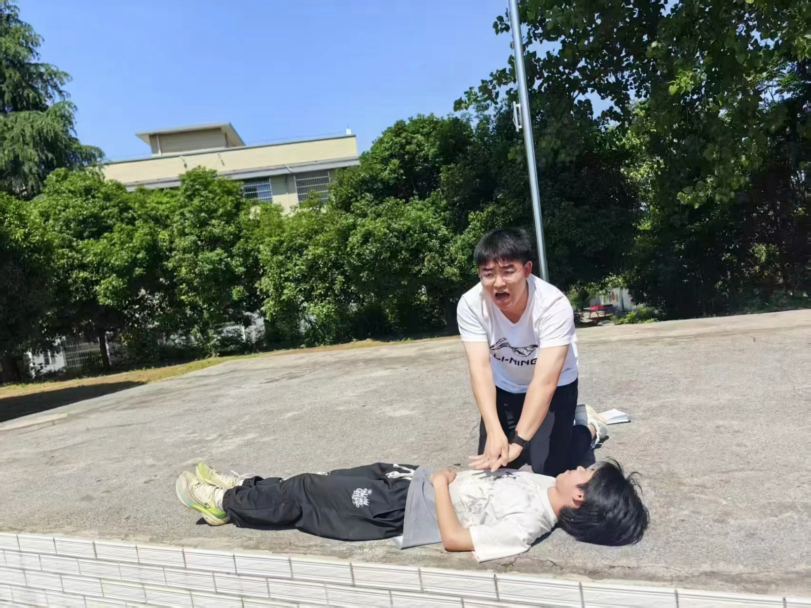 塘渡口鎮(zhèn)黃塘初級(jí)中學(xué)開展防震減災(zāi) 演練